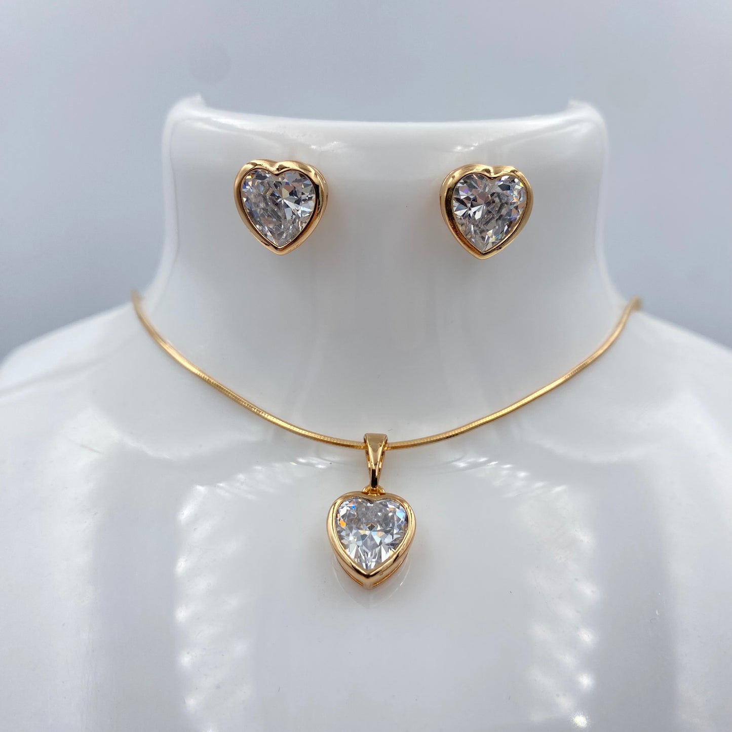 Set Collar y Aretes Corazón con Piedras