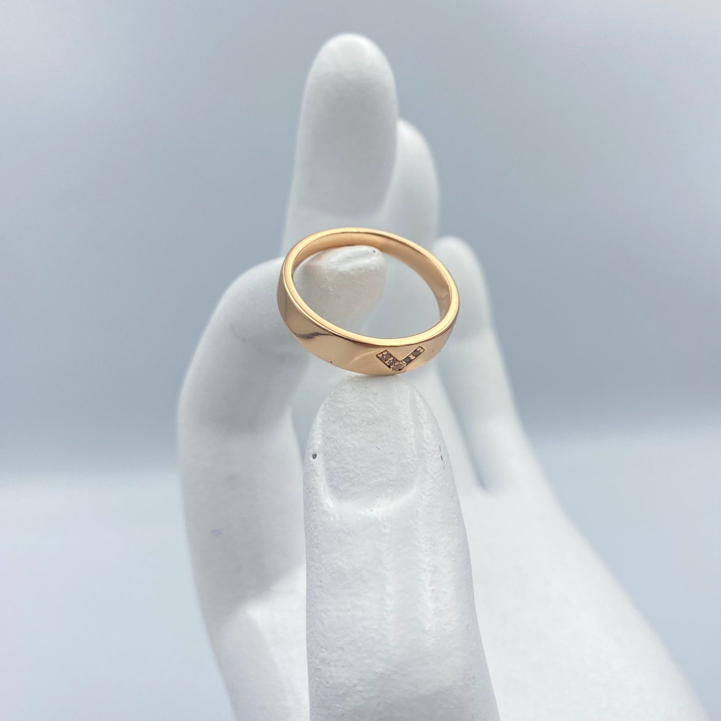 Anillo Clasico con Adorno en V