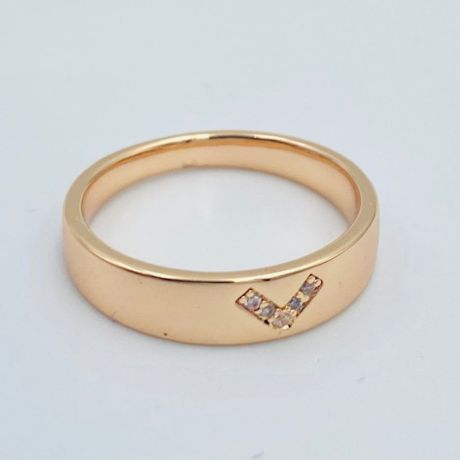 Anillo Clasico con Adorno en V