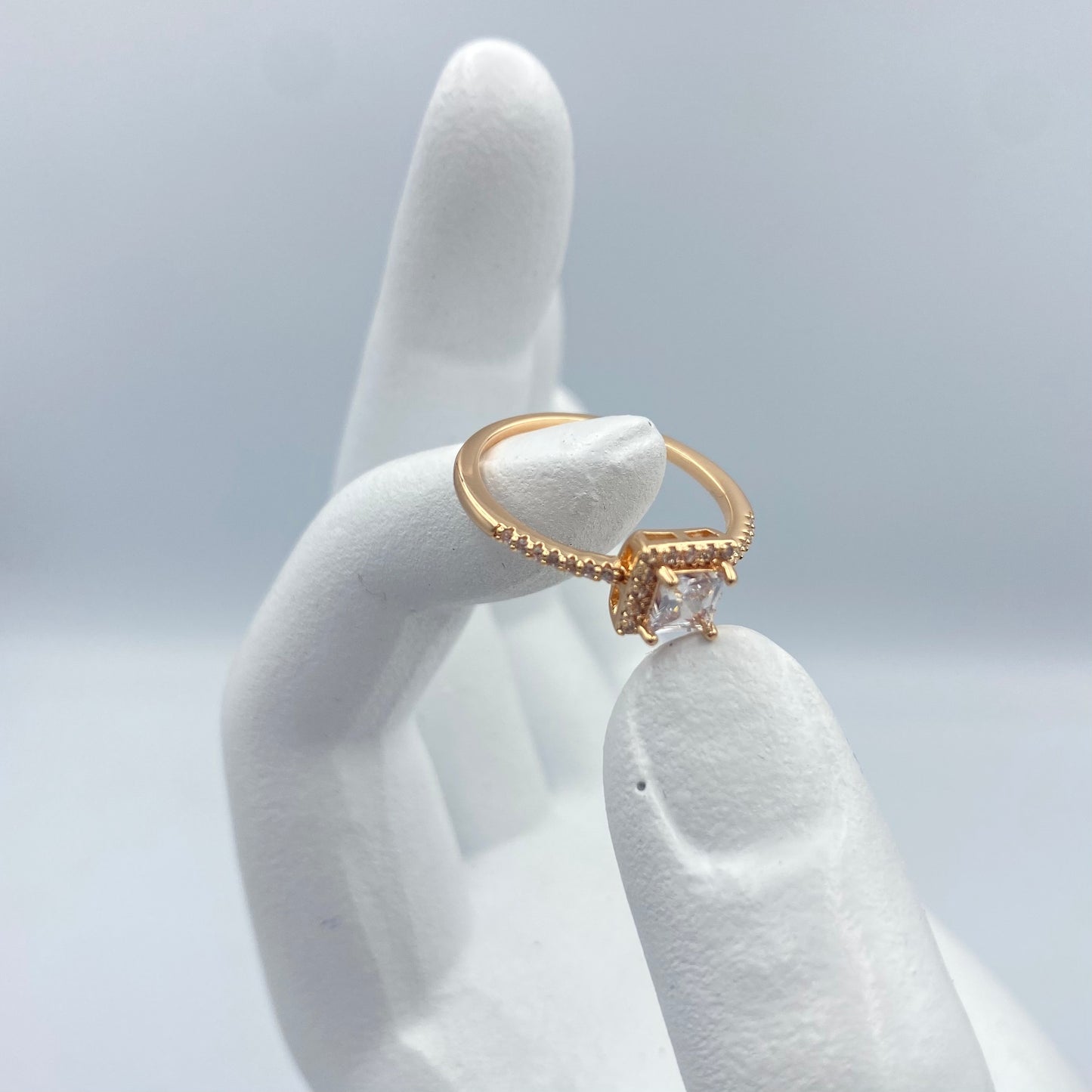 Anillo Con piedras y Diamante Cuadrado