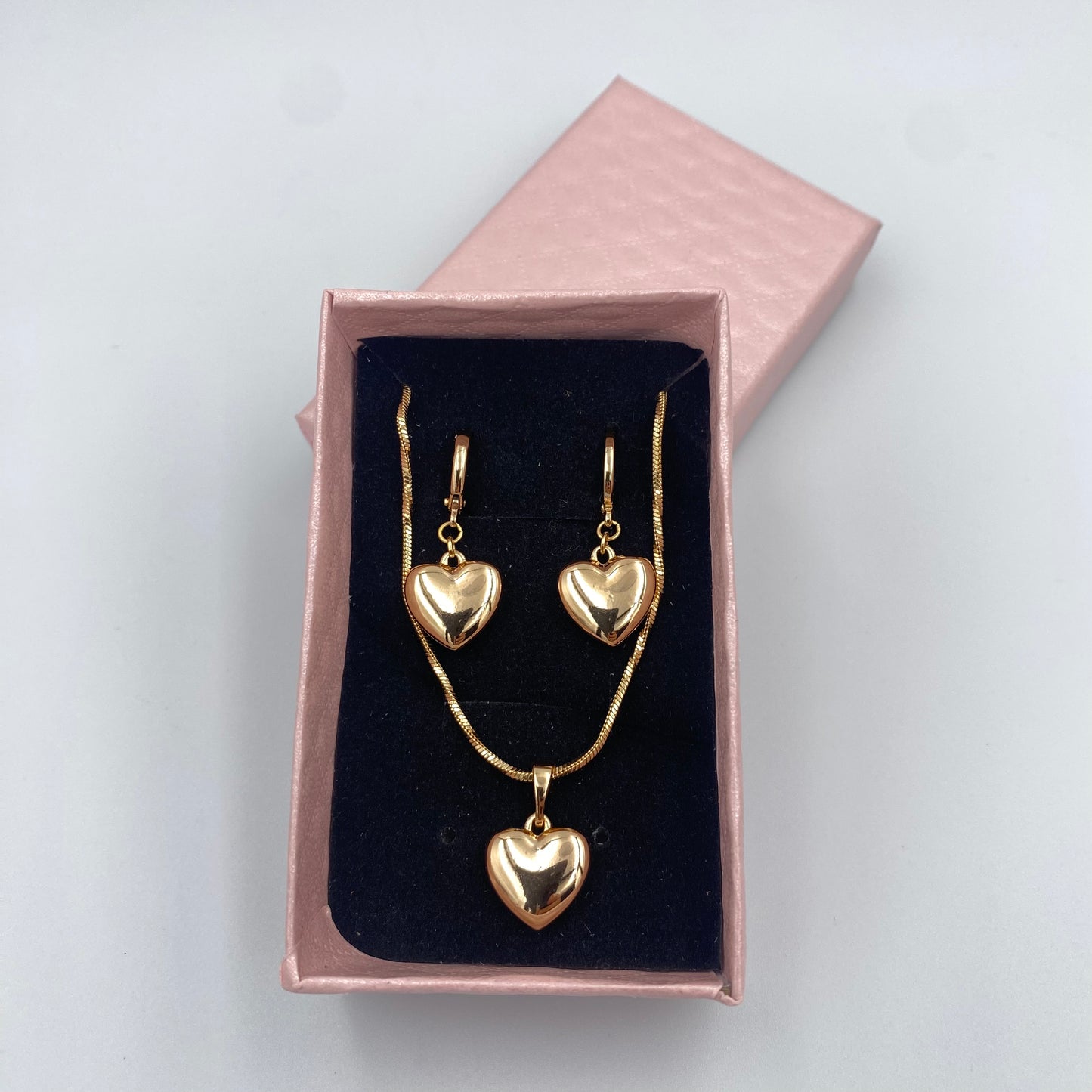 Set Collar y Aretes, corazones dorados