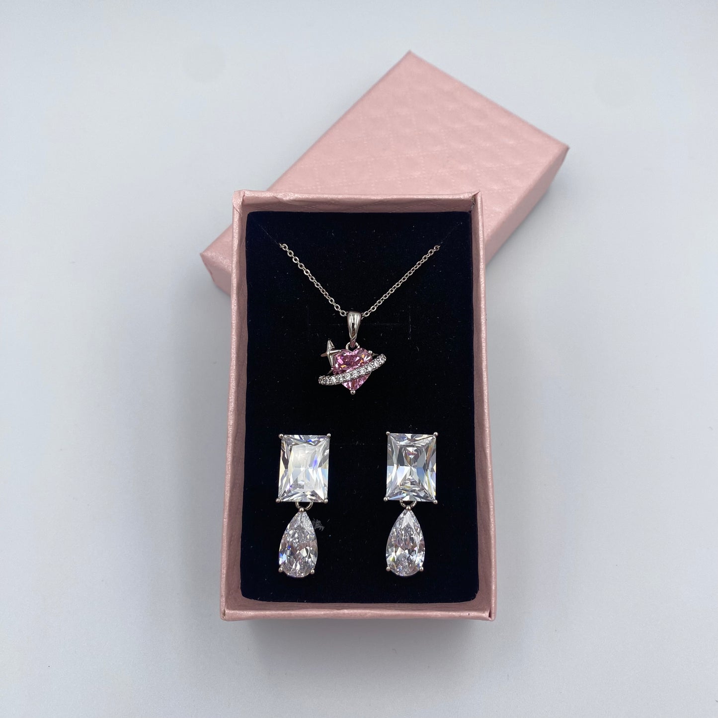 Set Collar y Aretes, corazón planeta y aretes piedras cuadradas