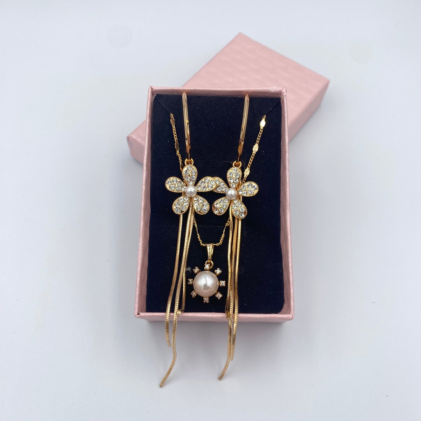 Set Collar y Aretes, flores y perlas