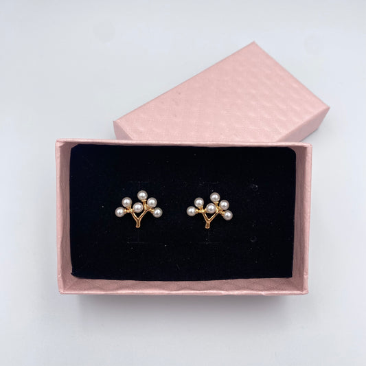 Aretes en forma de arbol con piedras blancas